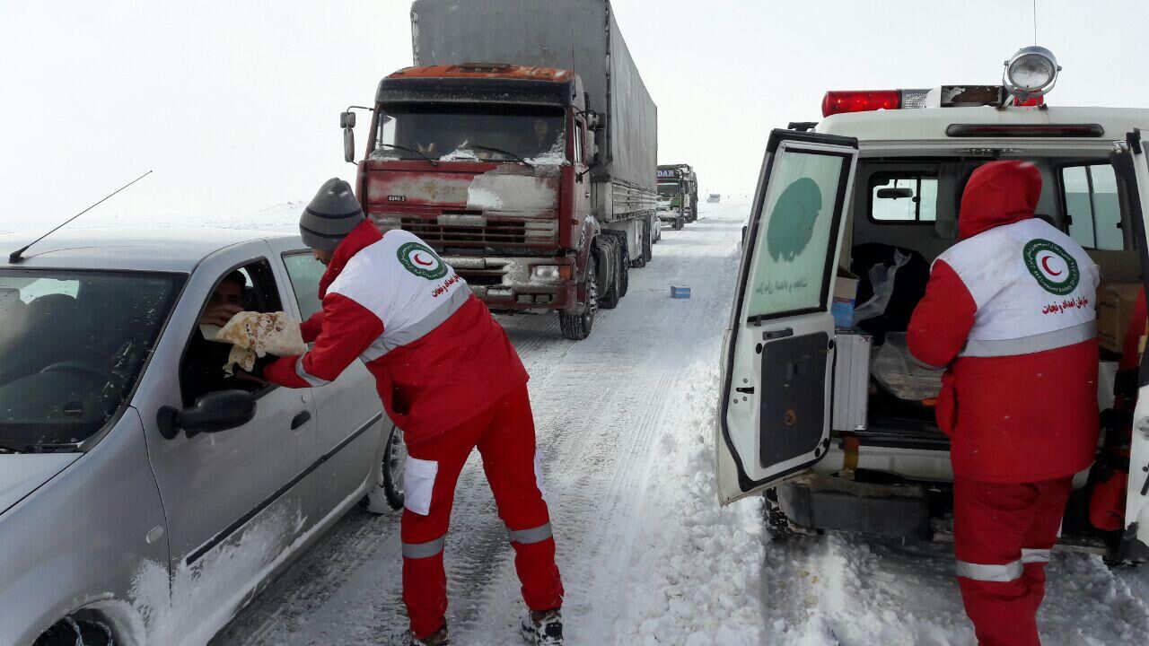 افزون‌بر پنج هزار نفر گرفتار برف و سیلاب در کشور اسکان داده شدند