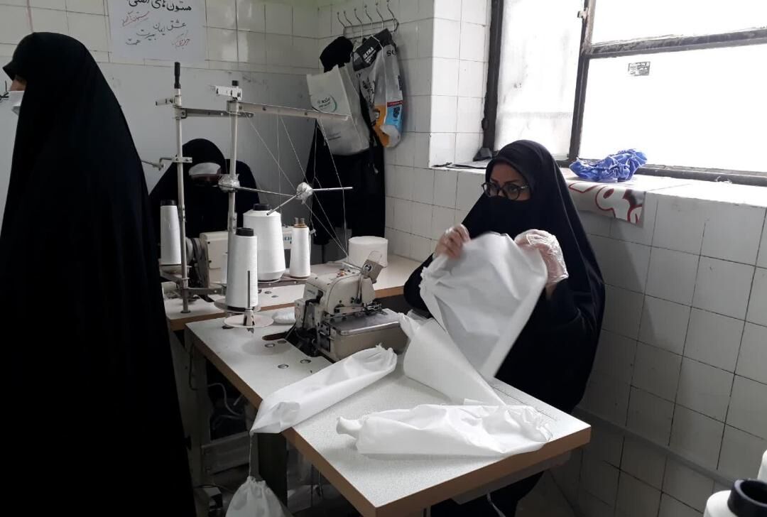 طلاب بسیجی مشهد روزانه سه هزار لباس پزشکی تولید می‌کنند