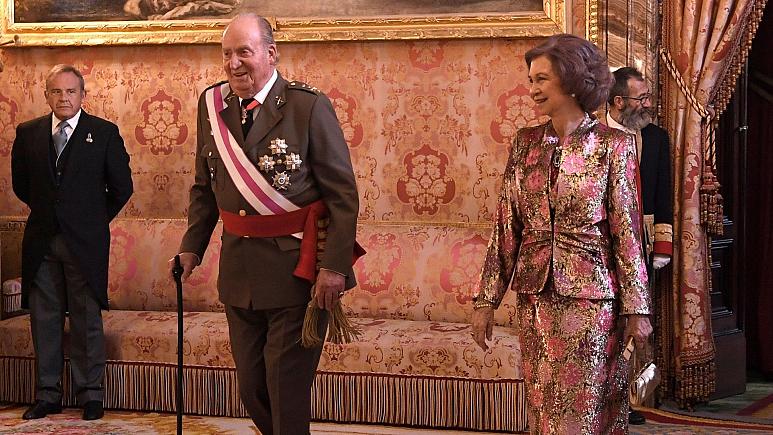 پادشاه سابق اسپانیا در پی رسوایی دریافت رشوه از عربستان کشورش را ترک می‌کند