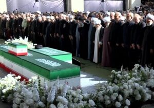 بدرقه میلیونی مردم/ اقامه نماز بر پیکرهای مطهر شهدا با حضور ۳ فرزند رهبر شهید