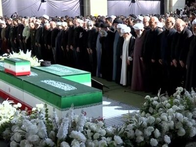 بدرقه میلیونی مردم/ اقامه نماز بر پیکرهای مطهر شهدا با حضور ۳ فرزند رهبر شهید